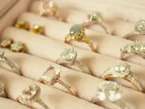 Alianças de casamento e noivado em ouro para avaliação