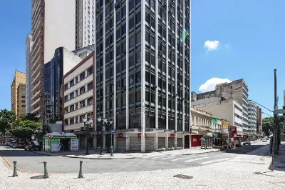 Fachada da loja Ouro em Cash no Centro de Curitiba, em frente ao Palácio Avenida
